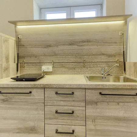 Modern Luxury 2-bedroom With Balcony & Patio Apartment Kastela