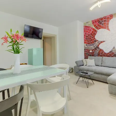 Modern Luxury 2-bedroom With Balcony & Patio * Kastela