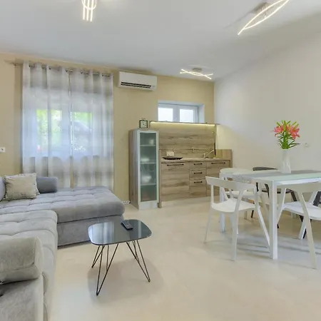 Modern Luxury 2-bedroom With Balcony & Patio * Kastela