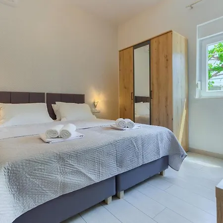 Apartment Modern Luxury 2-bedroom With Balcony & Patio *
