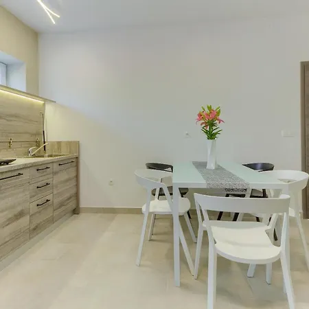 Modern Luxury 2-bedroom With Balcony & Patio Apartment *