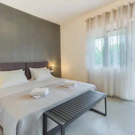 Apartmán Modern Luxury 2-bedroom With Balcony & Patio