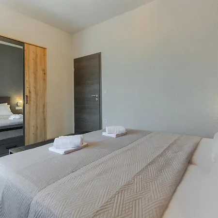 Modern Luxury 2-bedroom With Balcony & Patio Apartment Kastela