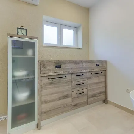 Modern Luxury 2-bedroom With Balcony & Patio Apartment Kastela
