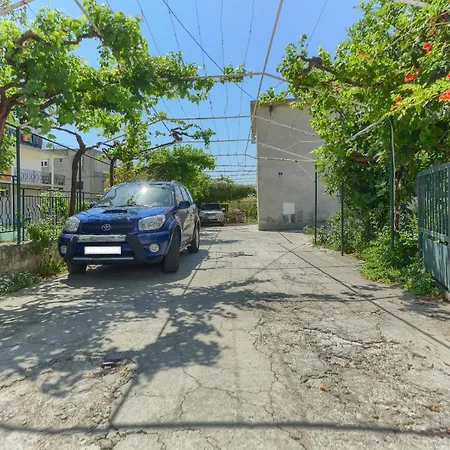 Modern Luxury 2-bedroom With Balcony & Patio Apartment Kastela
